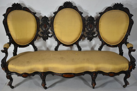Dos sillones y ocho sillas victorianas de comedor. Tapizado dorado. Diez piezas. (151)