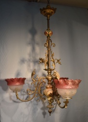 Araña inglesa de tres luces, bronce y porcelana, con tulipas bordes bordó. (367)