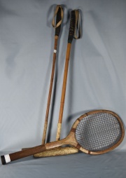 Dos tacos de polo cortos y una raqueta de tenis antigua (1038)