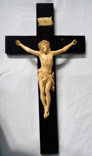 CRISTO, de marfil con cruz de madera. Alto 42,5 cm.