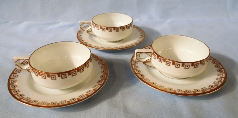 Pocillos con platos, porcelana Bavaria,blancas con bordes geomtricos en dorado y azul. 10 Piezas.