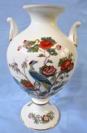 Vaso ingls, wedgwood bone china de porcelana con motivo de ave y flores. Alto: 20.5 cm.