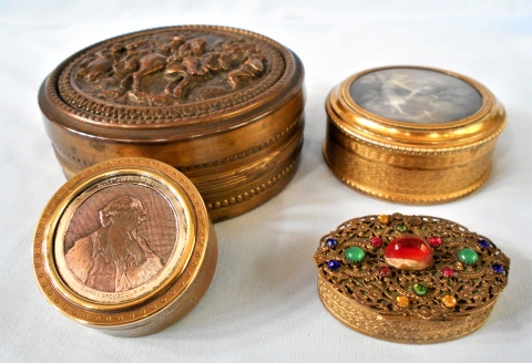 Antiguas cajitas de bronce filigrana y guilloche, total 4 piezas.