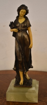 Figura de Dama, petit bronce y marfilina, peq. faltantes. Base de onix.