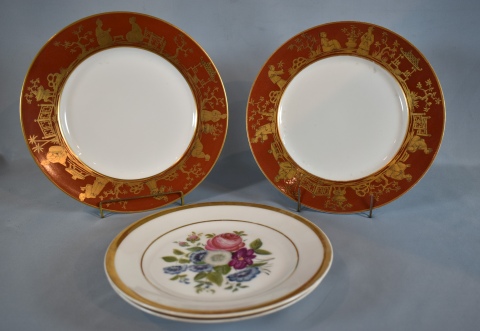 Platos de porcela dos con decoración de frutas y dos con marli bordo con decoración de personajes y pagoda. 4 Piezas