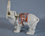 Elefante en porcelana blanca.