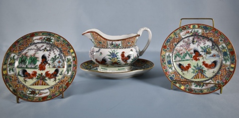 Siete piezas en porcelana oriental decoracin de gallos. 1 Distinta. 5 platos pan, salsera y fuente peq. 7 Piezas.