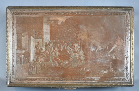 Alhajero Francs, grande, con figuras en relieve grabado por .L. Bottini de una pintura de Teniers. Largo 35 cm.