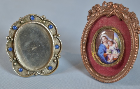 Virgen con Nio, porcelana, marco oval en bronce y marco n metal con piedritas. Miniaturas. 2 Piezas