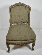 Silla baja Luis XV, laque, tapizado gris con almohadon, al dorso en el respaldo con averas en el tapizado.