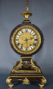 Reloj de chimenea estilo Luis XVI. Desperfectos. Con péndulo y llave.