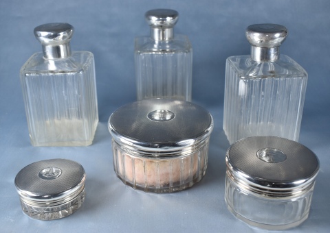 Tres frascos y tres potes cristal con tapas de plata inglesa. Uno no corresponde.