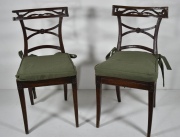 Par de sillas Directorio, asiento esterillado, uno roto, con almohadones tapizado verde