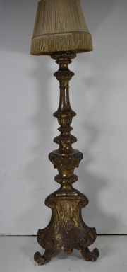 Torchere estilo barroco italiano, en madera tallada y patinada. Restos de tiro de polilla.
