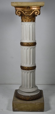 Pedestal de cerámica blanca y dorada.