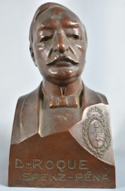 Busto de Roque Saenz Pea de petit bronce. Alto: 15,5 cm.