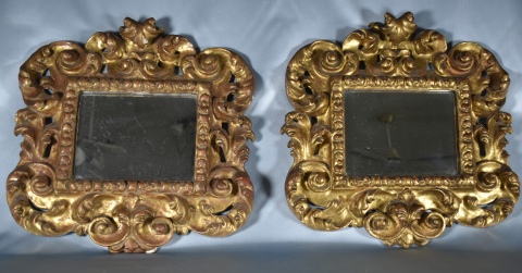 Dos espejos, marcos dorados.