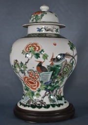 Vaso oriental con tapa de porcelana.