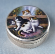 Pastillero de Plata 935 (Geneve) Esmaltada con motivo de cuatro gatitos 3,4 cm diámetro