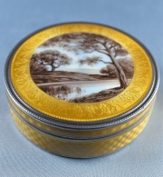 Caja de plata y  esmalte amarillo con paisaje 7cm diámetro