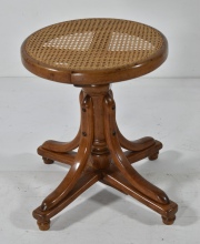 Banqueta circular Thonet, de madera con asiento eesterillado.