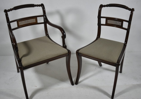 Ocho sillas y Dos sillones de comedor estilo Shertaton, Asientos tapizados. Respaldos con banda esterillada. 10 piezas