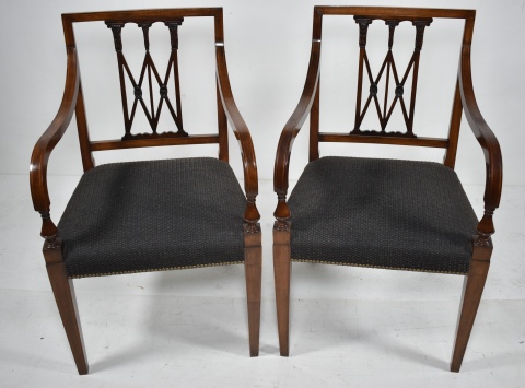 Par de sillones estilo inglés, de caoba con filetes frrutales. Tapizado negro.