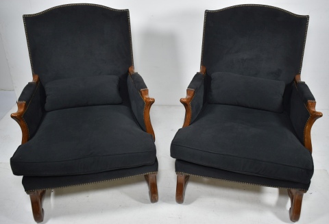 Par de sillones estilo inglés de la casa Dunbar. De nogal con tapizado de pana negra.