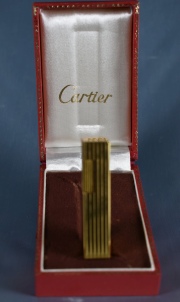 Encendedor Cartier. Con estuche original.