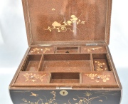 Caja en laca japonesa S. XIX. De forma rectangular. firmada Kajikawa. Exterior dec. en laca dorada y detalles de