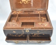 Caja en laca japonesa S. XIX. De forma rectangular. firmada Kajikawa. Exterior dec. en laca dorada y detalles de
