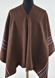 PONCHO BOLIVIANO, realizado en lana de alpaca, sobre base marrón listas. Winchas