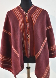 PONCHO DE CALCHA, realizado en lana de alpaca. Teñido con cochinilla,