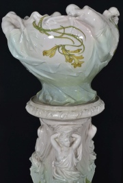 MACETERO CON PEDESTAL DELPHIN MASSIER, Art Nouveau, de cerámica esmaltada. Cache pot con cuatro jóvenes mujeres semidesn