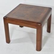 Par de mesas para el costado de sofá, de Dunbar, Raíz de nogal. Alto 45 cm. Tapa 60 x 60 cm.