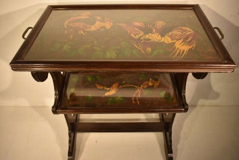 Mesa con bandeja, de dos planos, dec. aves y hojas. Alto 81 cm.