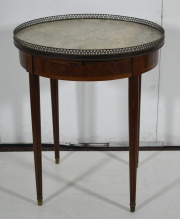 Mesa circular estilo Luis XVI. diám. 60 cm. Alto 70 cm.