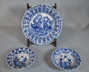 Tres platos porcelana azul y blanca Chinos (2 y 1). Dimetro: 13 y 21 cm.
