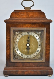 Reloj de mesa ingls, caja de nogal, manija de bronce.