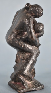 Riganelli. Maternidad, escultura en bronce patina negra. Aprox. 14 cm.