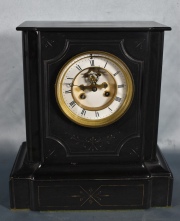 Reloj de mármol negro, cuadrante con N° Romanos. con base. LL y Pendulo. base