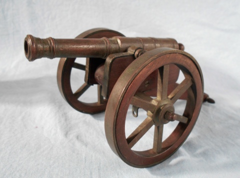 Caoncito, pieza de artillera del siglo XIX, (probablemente muestra militar o juguete muy antiguo), circa 1880.