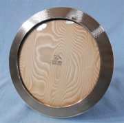 Portarretrato Mappin & Webb circular con decoracin guilloche, dimetro 21 cm.