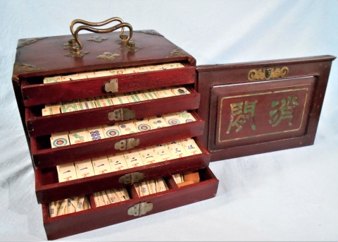Mah Jong, Antiguo juego chino completo, con piezas de bamb y hueso, caja de madera con cajoncitos y variedad de fichas.