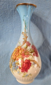 VASO, porcelana de limoges, con decoracin de flores policromas y finos relieves en dorado. altura 27.5 cm.