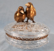 BOMBONERA tallada con aves de bronce dorado aplicados en la tapa. dimetro 18 cms.