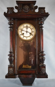 Reloj de pared, con pendulo y llave. Alto: 69 cm.