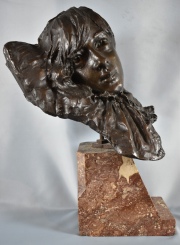 Antonio Rescaldani, Busto de Nia, bronce patinado. Alto total: 47 cm.