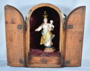 La Virgen y el Nio con hornacina de madera portatil.