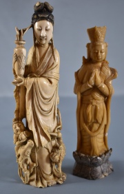 Dama con vaso en la mano. Figura china tallada; y figura en piedra jabón. 2 Piezas.